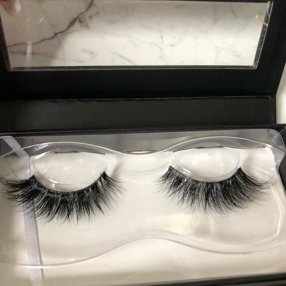 Lilly Lashes - MAKEUPBYSAMUEL